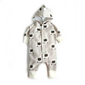 Een heerlijk zachte ecru kleurige onesie met capuchon. Gemaakt van soepele tricot met een leuke print van schapen hoofdjes uit de collectie van Hot Pink. De onesie heeft geen voetjes. 