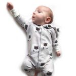 Een heerlijk zachte ecru kleurige onesie met capuchon. Gemaakt van soepele tricot met een leuke print van schapen hoofdjes uit de collectie van Hot Pink. De onesie heeft geen voetjes. 