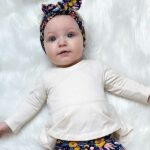 Een schattig gebroken wit shirtje met lange mouw uit de collectie van Hot Pink. Het shirtje heeft een lief schootje en is gemaakt van biologische katoen.