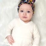 Een schattig gebroken wit shirtje met lange mouw uit de collectie van Hot Pink. Het shirtje heeft een lief schootje en is gemaakt van biologische katoen. 