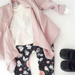 Een schattig gebroken wit shirtje met lange mouw uit de collectie van Hot Pink. Het shirtje heeft een lief schootje en is gemaakt van biologische katoen.
