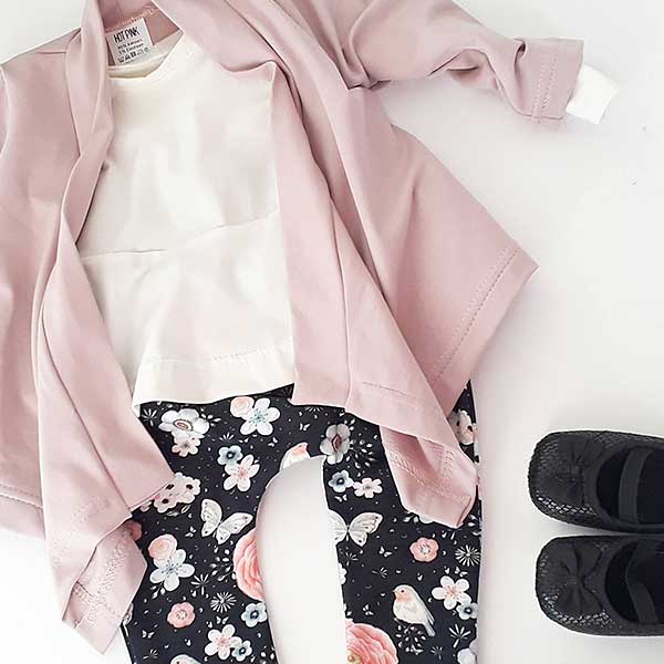 Een schattig gebroken wit shirtje met lange mouw uit de collectie van Hot Pink. Het shirtje heeft een lief schootje en is gemaakt van biologische katoen.