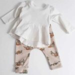 Een schattig gebroken wit shirtje met lange mouw uit de collectie van Hot Pink. Het shirtje heeft een lief schootje en is gemaakt van biologische katoen. 