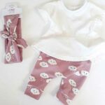 Een hip gebroken wit shirtje met een schattig schootje en korte mouwtjes. Het shirtje is gemaakt van zacht biologisch katoen en geschikt voor warme dagen. 