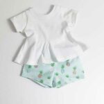 Een hip gebroken wit shirtje met een schattig schootje en korte mouwtjes. Het shirtje is gemaakt van zacht biologisch katoen en geschikt voor warme dagen. 