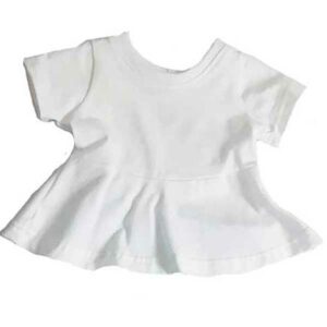 Een hip gebroken wit shirtje met een schattig schootje en korte mouwtjes. Het shirtje is gemaakt van zacht biologisch katoen en geschikt voor warme dagen.