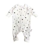 Een heerlijk zacht gebroken wit boxpakje, zonder voetjes, van soepele tricot met bedrukkingen van de maan uit de collectie van Hot Pink.