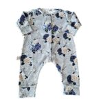 Een heerlijk zacht boxpakje, zonder voetjes, van soepele tricot met een leuke print met rozen & libelles uit de collectie van Little Adventure.