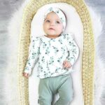 Deze mooi kledingsetje Ruffle bestaat uit een groen broekje en een crème shirtje met lange mouw voorzien van een print van eucalyptus takken. Dit setje is van het merk Little Adventures. Gemaakt van katoen wat het GOTS keurmerk heeft.