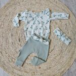 Deze mooi kledingsetje Ruffle bestaat uit een groen broekje en een crème shirtje met lange mouw voorzien van een print van eucalyptus takken. Dit setje is van het merk Little Adventures. Gemaakt van katoen wat het GOTS keurmerk heeft.