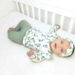 Deze mooi kledingsetje Ruffle bestaat uit een groen broekje en een crème shirtje met lange mouw voorzien van een print van eucalyptus takken. Dit setje is van het merk Little Adventures. Gemaakt van katoen wat het GOTS keurmerk heeft.