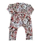 Een heerlijk zacht boxpakje Autumn Leaves, zonder voetjes, van soepele tricot met een leuke herfstbladerenprint uit de collectie van Little Adventure.