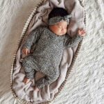 Een heerlijk zacht boxpakje Leopard Sand, zonder voetjes, van soepele tricot met een leuke luipaardenprint uit de collectie van Little Adventures.