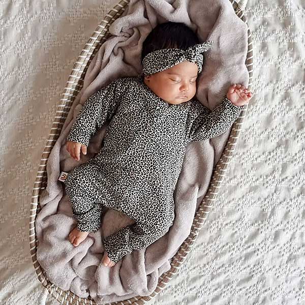 Een heerlijk zacht boxpakje Leopard Sand, zonder voetjes, van soepele tricot met een leuke luipaardenprint uit de collectie van Little Adventures.