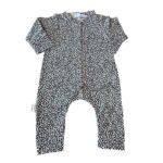 Een heerlijk zacht boxpakje Leopard Sand, zonder voetjes, van soepele tricot met een leuke luipaardenprint uit de collectie van Little Adventures.