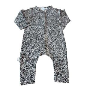 Een heerlijk zacht boxpakje Leopard Sand, zonder voetjes, van soepele tricot met een leuke luipaardenprint uit de collectie van Little Adventures.