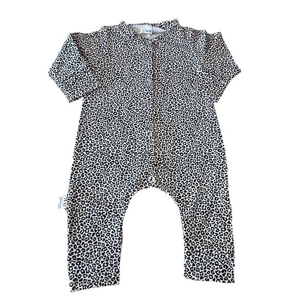 Een heerlijk zacht boxpakje Leopard Sand, zonder voetjes, van soepele tricot met een leuke luipaardenprint uit de collectie van Little Adventures.