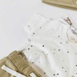 Deze romper met korte mouw Cloud Dancer komt uit de collectie van Little Indians. Het rompertje heeft een overslag en drukkertjes tussen de beentjes in combinatie met een Sponge broekje.