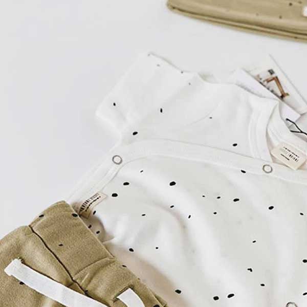 Deze romper met korte mouw Cloud Dancer komt uit de collectie van Little Indians. Het rompertje heeft een overslag en drukkertjes tussen de beentjes in combinatie met een Sponge broekje.