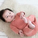 Dit mooie shirt lange mouw Canyon Clay komt uit de collectie van Little Indians. Het shirtje heeft een overslagsluiting. Gemaakt van biologisch katoen.