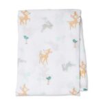 Deze Lulujo swaddle heeft een royaal formaat van 120 x 120 cm en is gemaakt van een hoge kwaliteit 100% dubbellaags katoenen mousseline. Deze swaddle heeft een leuke print van hertjes op een witte ondergrond. Mousseline katoen is licht, open geweven en ademend en daardoor warmte regulerend. Hoe vaker je de Lulujo producten wast hoe zachter ze worden en des te beter ze vocht opnemen!