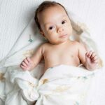 Deze Lulujo swaddle heeft een royaal formaat van 120 x 120 cm en is gemaakt van een hoge kwaliteit 100% dubbellaags katoenen mousseline. Deze swaddle heeft een leuke print van hertjes op een witte ondergrond. Mousseline katoen is licht, open geweven en ademend en daardoor warmte regulerend. Hoe vaker je de Lulujo producten wast hoe zachter ze worden en des te beter ze vocht opnemen!