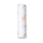 Deze Lulujo swaddle heeft een royaal formaat van 120 x 120 cm en is gemaakt van een hoge kwaliteit 100% dubbellaags katoenen mousseline. Deze swaddle heeft een leuke print van hertjes op een witte ondergrond. Mousseline katoen is licht, open geweven en ademend en daardoor warmte regulerend. Hoe vaker je de Lulujo producten wast hoe zachter ze worden en des te beter ze vocht opnemen!