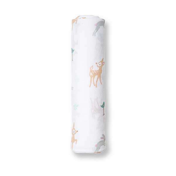 Deze Lulujo swaddle heeft een royaal formaat van 120 x 120 cm en is gemaakt van een hoge kwaliteit 100% dubbellaags katoenen mousseline. Deze swaddle heeft een leuke print van hertjes op een witte ondergrond. Mousseline katoen is licht, open geweven en ademend en daardoor warmte regulerend. Hoe vaker je de Lulujo producten wast hoe zachter ze worden en des te beter ze vocht opnemen!