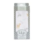 Deze Lulujo swaddle heeft een royaal formaat van 120 x 120 cm en is gemaakt van een hoge kwaliteit 100% dubbellaags katoenen mousseline. Deze swaddle heeft een leuke print van hertjes op een witte ondergrond. Mousseline katoen is licht, open geweven en ademend en daardoor warmte regulerend. Hoe vaker je de Lulujo producten wast hoe zachter ze worden en des te beter ze vocht opnemen!