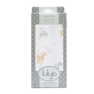 Deze Lulujo swaddle heeft een royaal formaat van 120 x 120 cm en is gemaakt van een hoge kwaliteit 100% dubbellaags katoenen mousseline. Deze swaddle heeft een leuke print van hertjes op een witte ondergrond. Mousseline katoen is licht, open geweven en ademend en daardoor warmte regulerend. Hoe vaker je de Lulujo producten wast hoe zachter ze worden en des te beter ze vocht opnemen!