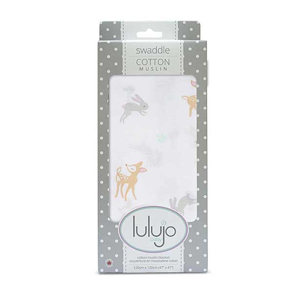 Deze Lulujo swaddle heeft een royaal formaat van 120 x 120 cm en is gemaakt van een hoge kwaliteit 100% dubbellaags katoenen mousseline. Deze swaddle heeft een leuke print van hertjes op een witte ondergrond. Mousseline katoen is licht, open geweven en ademend en daardoor warmte regulerend. Hoe vaker je de Lulujo producten wast hoe zachter ze worden en des te beter ze vocht opnemen!