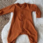 Dit heerlijke zachte boxpakje Roest is in de kleur roestbruine en komt uit de collectie van Made by Jolien. Gemaakt van organisch katoen.