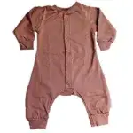 Dit heerlijke zachte boxpakje Klei Roze is in de kleur oudroze en komt uit de collectie van Made by Jolien. Gemaakt van organisch katoen.