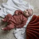 Dit heerlijke zachte boxpakje Klei Roze is in de kleur oudroze en komt uit de collectie van Made by Jolien. Gemaakt van organisch katoen.