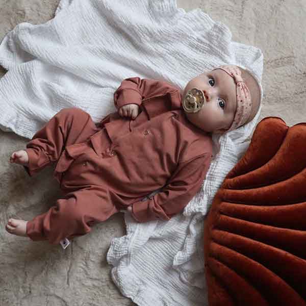 Dit heerlijke zachte boxpakje Klei Roze is in de kleur oudroze en komt uit de collectie van Made by Jolien. Gemaakt van organisch katoen.