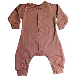 Dit heerlijke zachte boxpakje Klei Roze is in de kleur oudroze en komt uit de collectie van Made by Jolien. Gemaakt van organisch katoen.