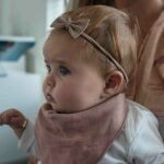 Deze bandana slab Misty Rose beschermt de kleertjes van je kindje tegen kwijlen gedurende de dag maar kan ook als accessoire worden gebruikt.