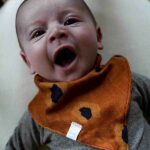 Deze bandana slab Rusty Leopard van MaeMae beschermt de kleertjes van je kindje tegen kwijlen gedurende de dag maar kan ook als accessoire worden gebruikt.