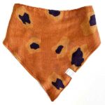 Deze bandana slab Rusty Leopard van MaeMae beschermt de kleertjes van je kindje tegen kwijlen gedurende de dag maar kan ook als accessoire worden gebruikt.