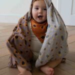 Deze bandana slab Rusty Leopard van MaeMae beschermt de kleertjes van je kindje tegen kwijlen gedurende de dag maar kan ook als accessoire worden gebruikt.