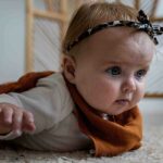 Deze bandana slab Rusty Leopard van MaeMae beschermt de kleertjes van je kindje tegen kwijlen gedurende de dag maar kan ook als accessoire worden gebruikt.