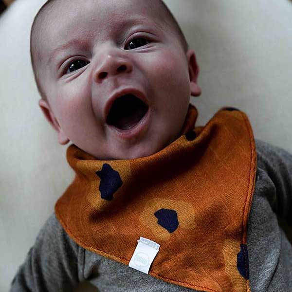Deze bandana slab Rusty Leopard van MaeMae beschermt de kleertjes van je kindje tegen kwijlen gedurende de dag maar kan ook als accessoire worden gebruikt.