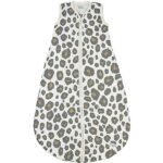 Wat een vrolijke beestenboel op deze Meyco Baby slaapzak rond Panter Neutral! De slaapzak bestaat uit 1 laag gemaakt van 100% zacht katoen en is hierdoor perfect voor de warmere zomerdagen en -nachten. Het katoen ademt goed, heeft een goede vochtregulatie, houdt je kleintje op de juiste temperatuur en zorgt er zo voor dat het zomers niet te warm wordt.