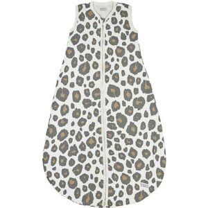 Wat een vrolijke beestenboel op deze Meyco Baby slaapzak rond Panter Neutral! De slaapzak bestaat uit 1 laag gemaakt van 100% zacht katoen en is hierdoor perfect voor de warmere zomerdagen en -nachten. Het katoen ademt goed, heeft een goede vochtregulatie, houdt je kleintje op de juiste temperatuur en zorgt er zo voor dat het zomers niet te warm wordt.