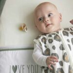 Wat een vrolijke beestenboel op deze Meyco Baby slaapzak rond Panter Neutral! De slaapzak bestaat uit 1 laag gemaakt van 100% zacht katoen en is hierdoor perfect voor de warmere zomerdagen en -nachten. Het katoen ademt goed, heeft een goede vochtregulatie, houdt je kleintje op de juiste temperatuur en zorgt er zo voor dat het zomers niet te warm wordt.