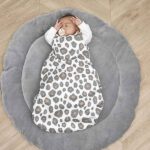 Meyco zomerslaapzak rond Panter Neutral maat 86 met panterprint in wit en bruin en ritssluiting voor comfortabel slapen in de zomer