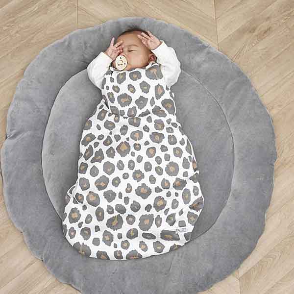Meyco zomerslaapzak rond Panter Neutral maat 86 met panterprint in wit en bruin en ritssluiting voor comfortabel slapen in de zomer