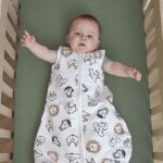 Een mooi ronde slaapzak in de maat 86. Witte ondergrond met diverse dierenhoofden. De slaapzak bestaat uit 1 laag gemaakt van 100% zacht katoen en is hierdoor perfect voor de warmere zomerdagen en -nachten. Het katoen ademt goed, heeft een goede vochtregulatie, houdt je kleintje op de juiste temperatuur en zorgt er zo voor dat het zomers niet te warm wordt.