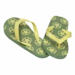 Stoere teenslippers in de kleur legergroen. De teenslippers hebben een bedrukking van gele sterren. Heerlijk voor naar het strand of het zwembad.