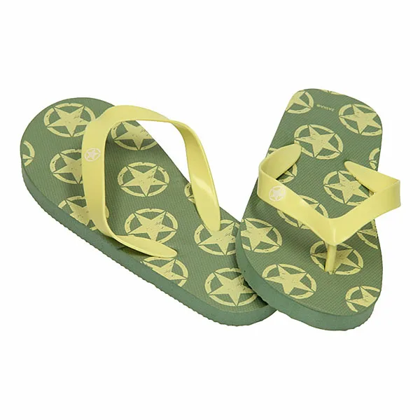 Stoere teenslippers in de kleur legergroen. De teenslippers hebben een bedrukking van gele sterren. Heerlijk voor naar het strand of het zwembad.